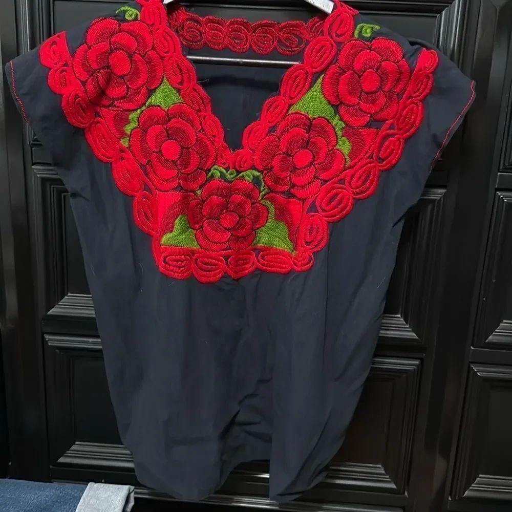 EUC Floral Day of the Dead Mexican Embroidered Top